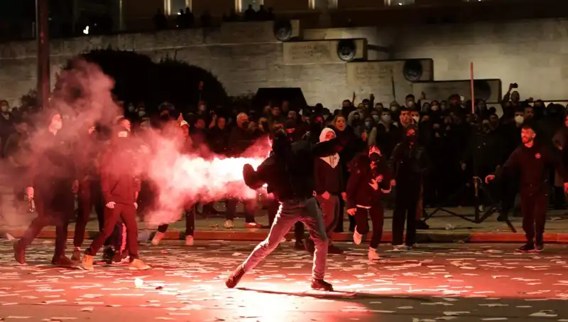 Yunanistan'da Gensoru Krizi: Atina Sokakları Sözde Demokrasi İçin Çatışma Alanı Oldu