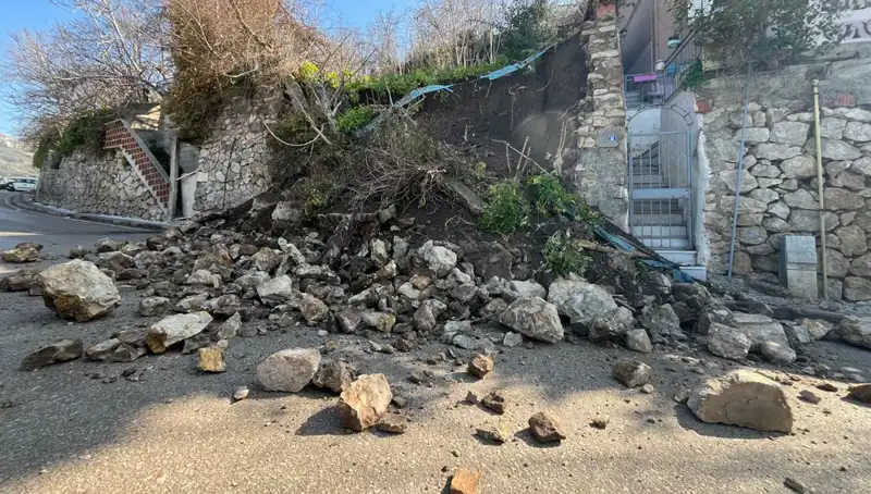 İstinat Duvarı Yoldan Çöktü: Olay Anına Şahit Olanlar Ne Dedi?