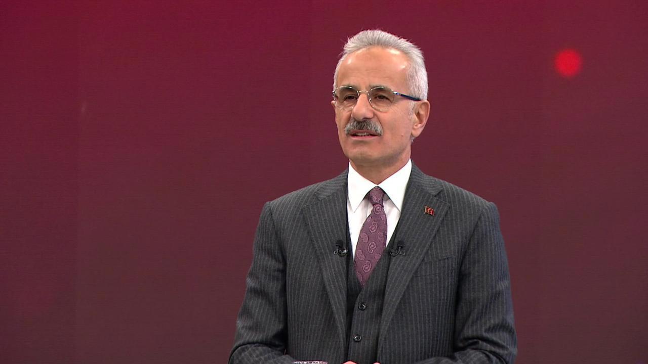 Bakan Uraloğlu Sosyal Medyaya Düzenleme Yapılacak