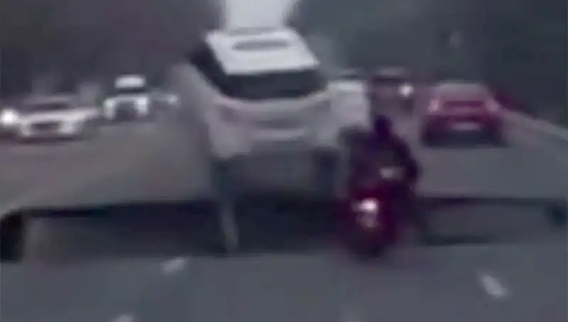 Güney Kore Otoyolunda Dev Çukur Motosikleti Yuttu: Şoke Eden Anlar