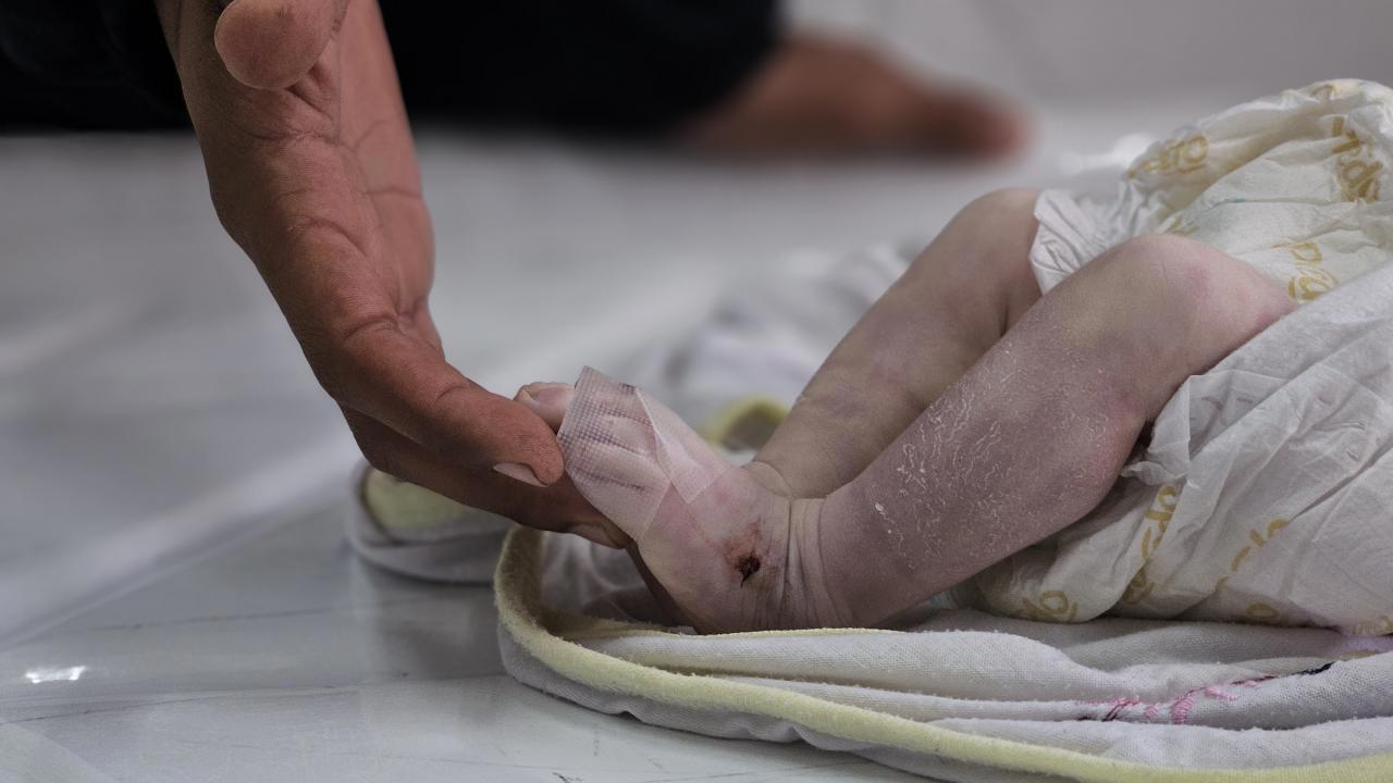 Gazze'de 35 günlük bebek donarak hayatını kaybetti.