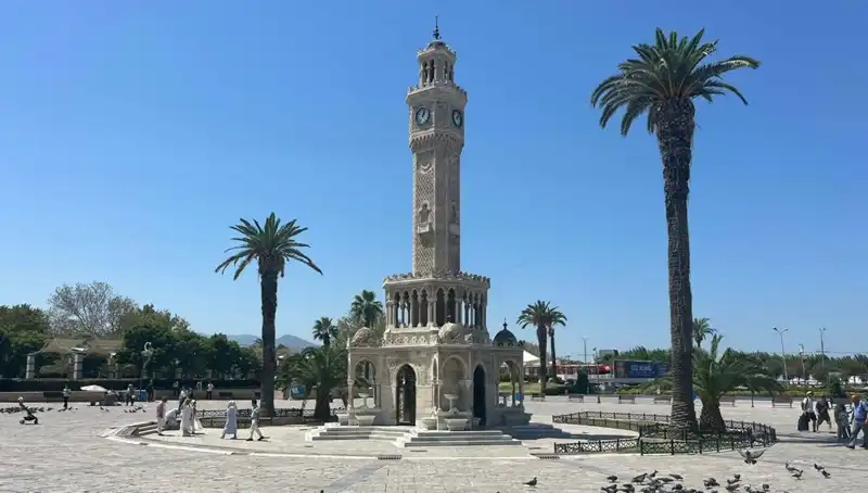 İzmir'de Sıcak Hava Dalgalanması: 42 Dereceyi Aşan Hava, Meydanları Boş Birakıyor