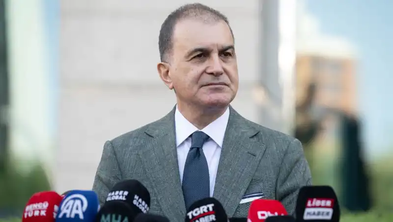 Ömer Çelik'ten Özel'e Sert Tepki: Meşru Demokratik Alanı Tehdit Eden Sözler Yok Hükmündedir