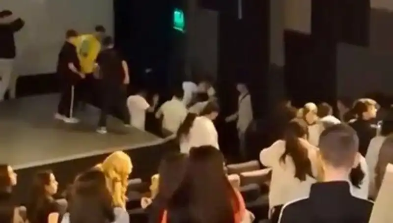 Rapçi Çakal'ın Hayranlarını Büyüleyen Konseri Sonrası Kavga Çıktı.