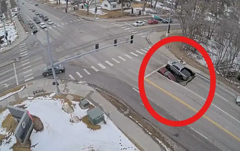 ABD'de Yer Altında Oluşan Tarihi Çöküş, Arabaları Yuttu!