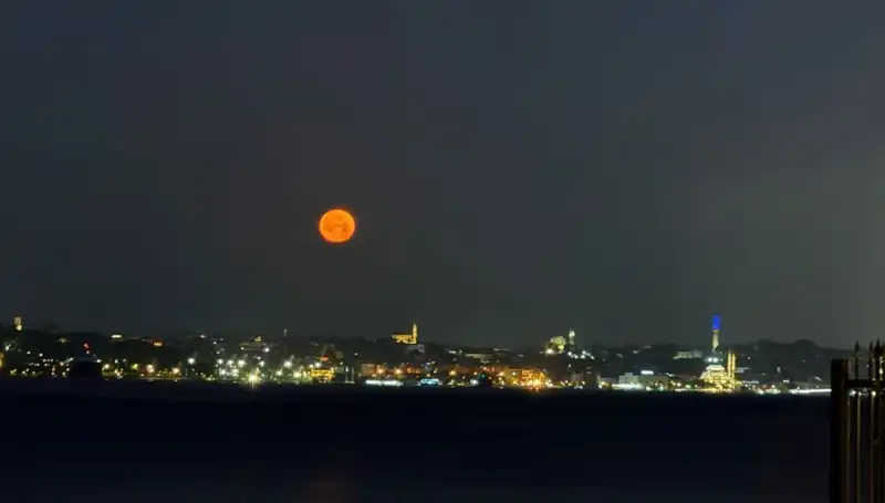 İstanbul’da Çilek Dolunayı Görsel Şölene Dönüştü: Tablo Gibi Manzaralar