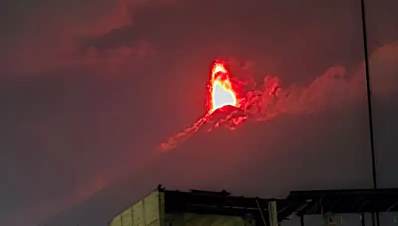 Fuego Yanardağı'ndan Korkutan Patlama: 30 Bin Kişi Tahliye Edildi