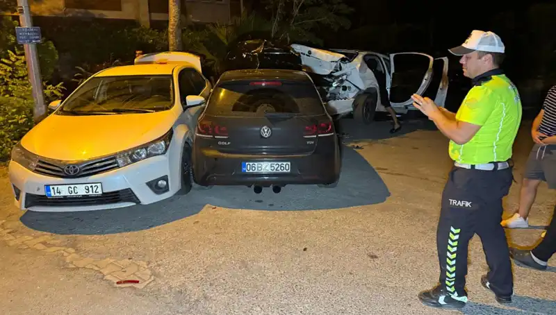 Alkollü Sürücü Sokağı Savaş Alanına Çevirerek Üç Araca Çarptı!