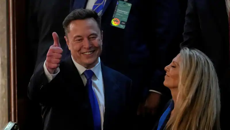 : Elon Musk'ın Açıklamaları: Ukrayna'da Seçim İhtiyacı ve Zelenski'nin Futbolu