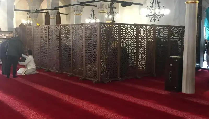 Kadın-Erkek Teravih Namazı Yan Yana Kıldılar: Dini Törenin Ardındaki Gerçekler