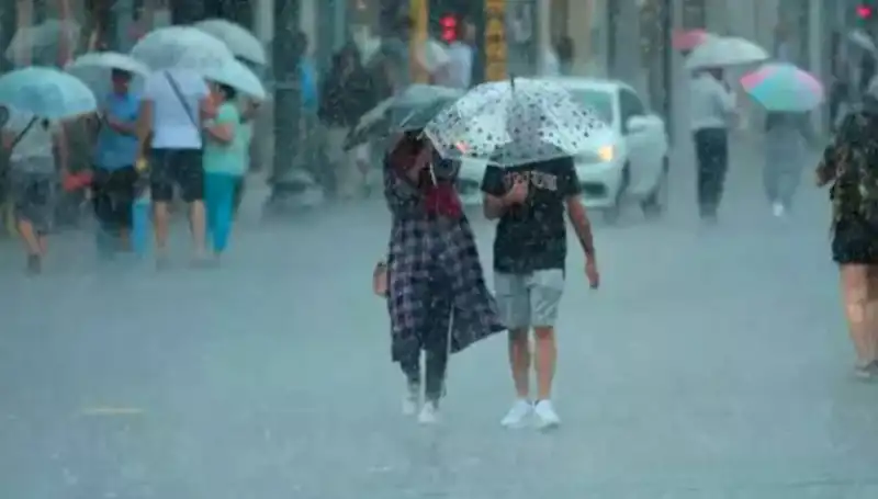 Meteoroloji'den Uyarı: İstanbul'da Sağanak, Yangın Bölgesinde Kuvvetli Rüzgar Bekleniyor