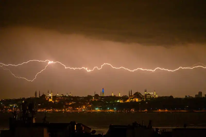 İstanbul'da Sıcaklık Ani Düşüş Gösteriyor: Kar Beklentisi Artıyor!