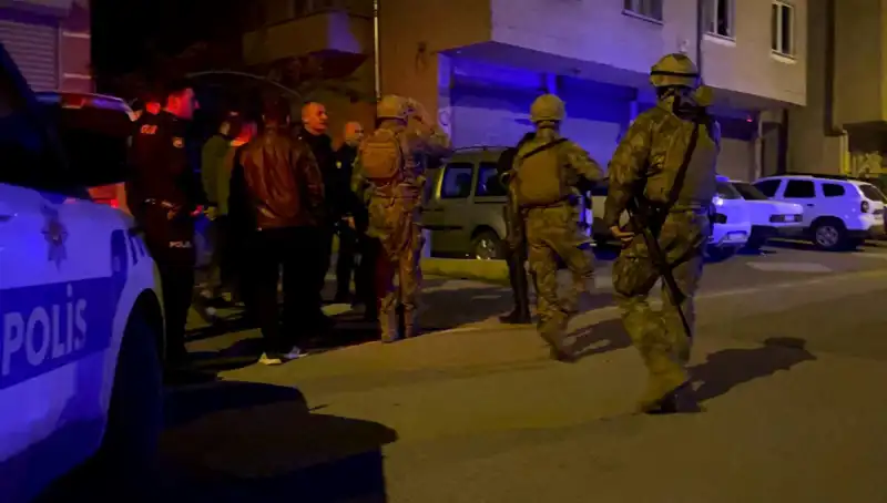 Tüfekle Balkondan Ateş Açan Zanlı, Polisi Görünce Evine Kilitlendi