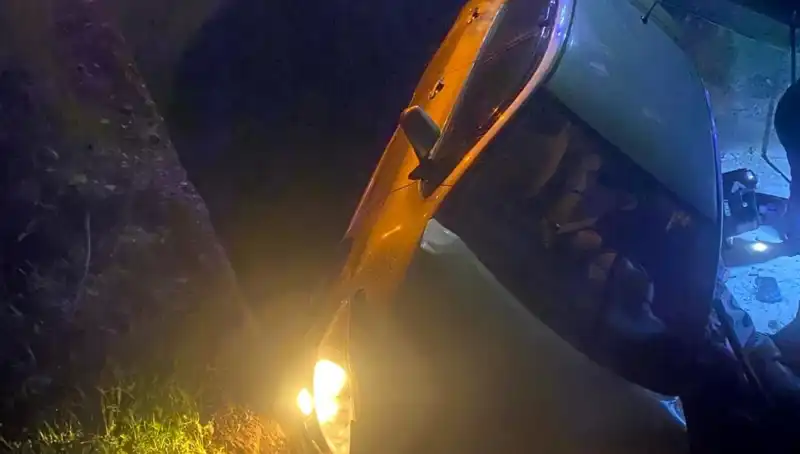 Adana’da Otomobil Şarampole Devrildi: İki Yaralı, Kaza Anı Korkuttu!