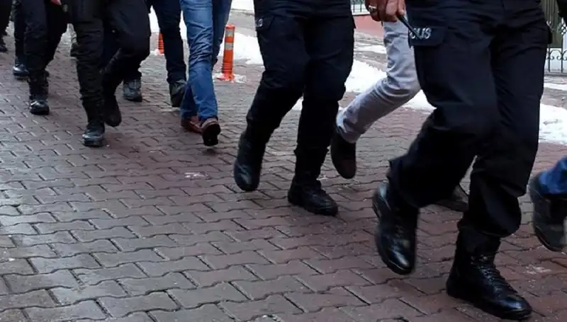 Antalya'da Silah Kaçakçılarına Yıldırım Gibi Operasyon: Gözaltılar Başladı