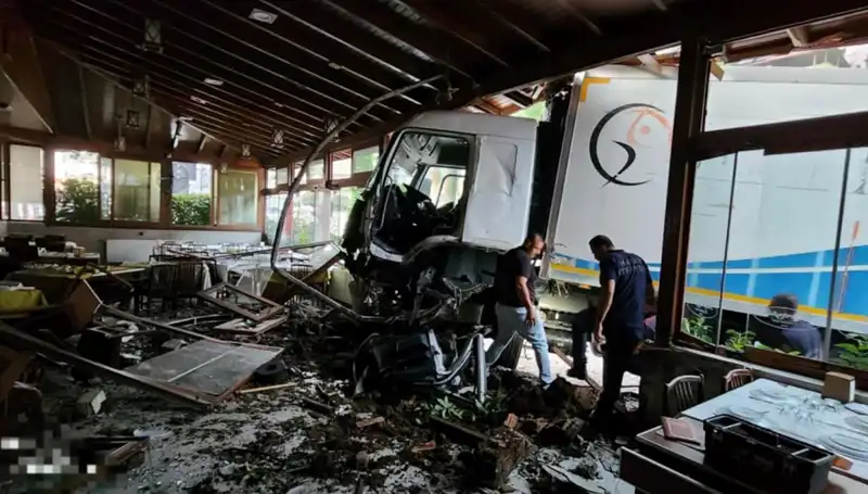 Freni Boşalan Kamyon Restorana Girerek Panik Yarattı!