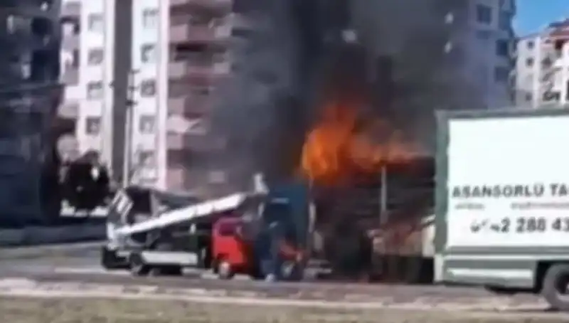 Alev Alan TIR Kısa Sürede Küle Döndü, Panik Dolu Anlar Yaşandı!